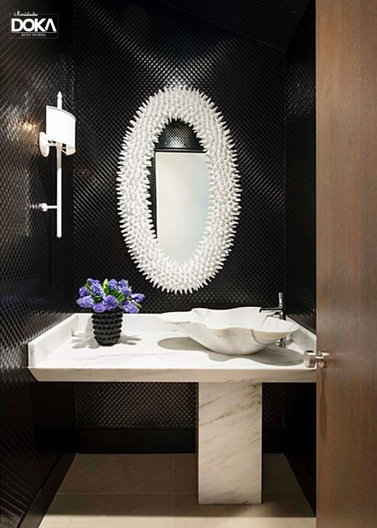 A aplicação do preto nas paredes do fundo e lateral deste lavabo tornam os cantos mais difíceis de definir, fazendo-o parecer maior.