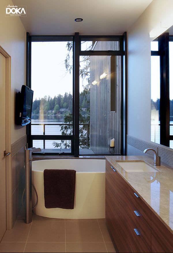 Uma banheira solta ao invés de uma de embutir, mesmo que alocada no canto do ambiente, ajuda você na sensação de amplitude!