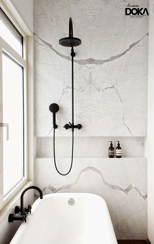 Exemplo de misturador de parede e também ducha com ducha manual.